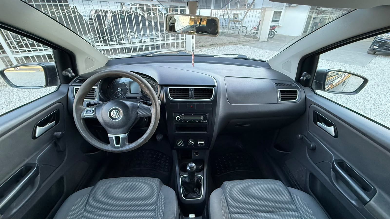 VOLKSWAGEN - FOX  1.6   5P - MANUAL  - 2011